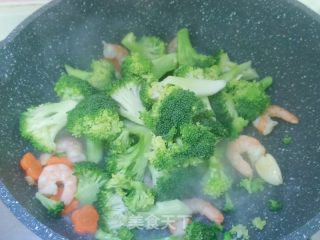 西蓝花炒虾仁的做法步骤：7