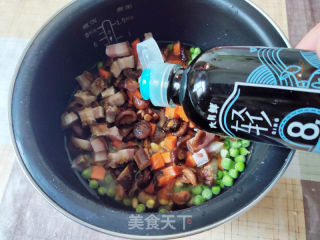 电饭煲腊肉焖饭的做法步骤：7