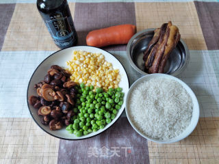 电饭煲腊肉焖饭的做法步骤：1