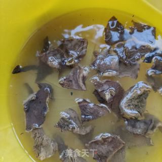 松蘑海参炖王鸽的做法步骤：3