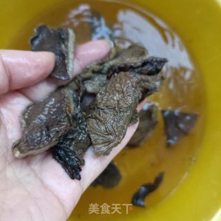 松蘑海参炖王鸽的做法步骤：1