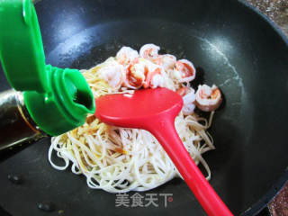 虾仁咸蛋黄炒面的做法步骤：11