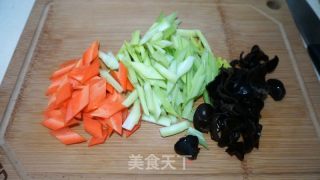 凉拌百合木耳芹菜的做法步骤：4