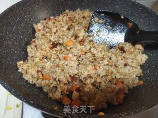 胡萝卜熟鸡肉炒饭的做法步骤：5