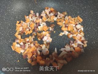 胡萝卜熟鸡肉炒饭的做法步骤：2