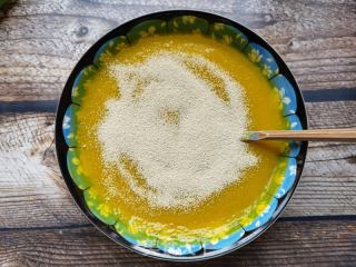 黑芝麻椒盐南瓜花卷的做法步骤：2