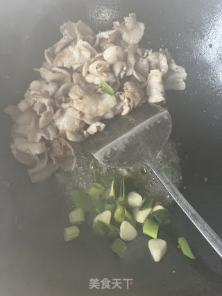 五花肉炒洋葱的做法步骤：6