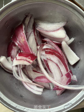 五花肉炒洋葱的做法步骤：2