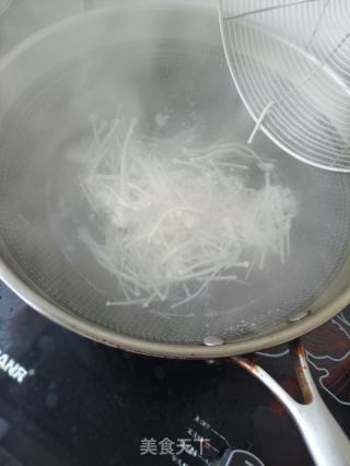金针菇海参拌鸽胸肉的做法步骤：2