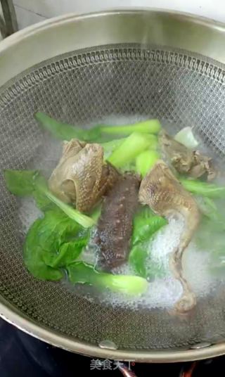 油菜海参鸽子汤的做法步骤：7