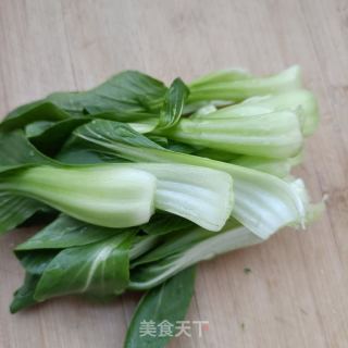 油菜海参鸽子汤的做法步骤：2