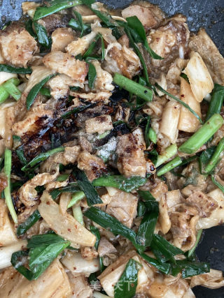 烧肉泡菜炒野蒜的做法步骤：11
