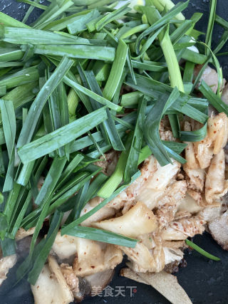 烧肉泡菜炒野蒜的做法步骤：9