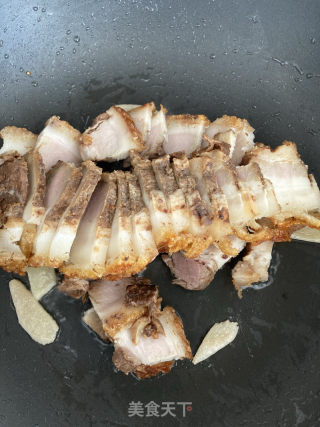 烧肉泡菜炒野蒜的做法步骤：7