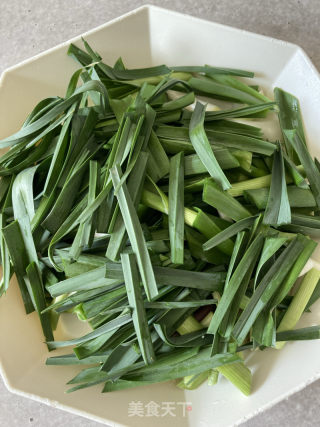 烧肉泡菜炒野蒜的做法步骤：2