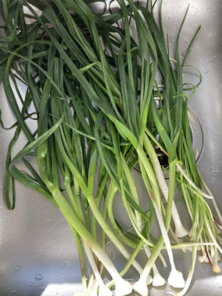 烧肉泡菜炒野蒜的做法步骤：1