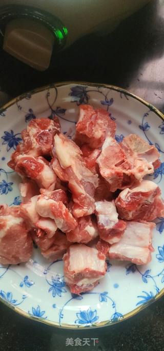 酸甜排骨的做法步骤：1