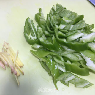 青椒炒猪耳的做法步骤：2