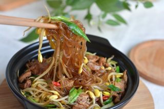 肉片炒芽粉的做法步骤：9
