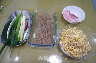 肉片炒芽粉的做法步骤：1