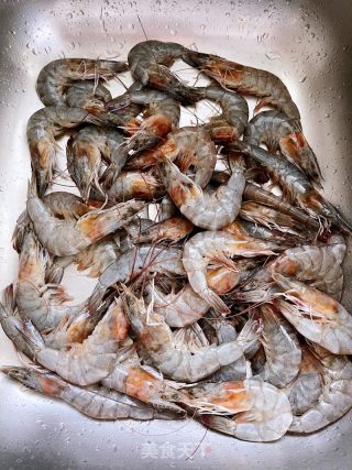 香辣虾球的做法步骤：1