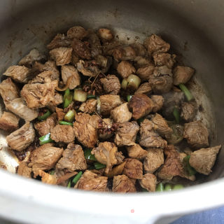辣皮子炖牛肉的做法步骤：7