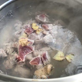 辣皮子炖牛肉的做法步骤：4