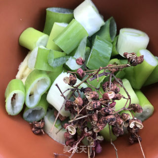 辣皮子炖牛肉的做法步骤：3