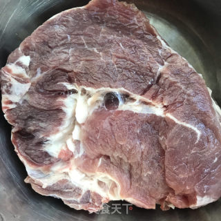 辣皮子炖牛肉的做法步骤：1