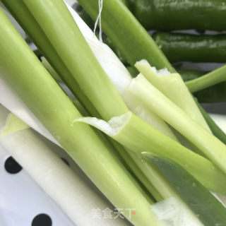 葱花青椒炒蛋的做法步骤：2