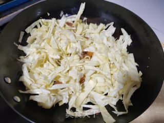 咸肉炒包菜的做法步骤：3