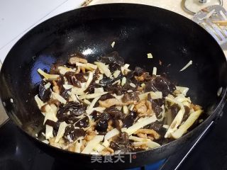 冬笋木耳炒肉丝的做法步骤：7