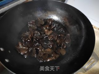冬笋木耳炒肉丝的做法步骤：3