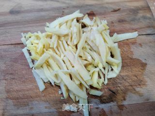 冬笋木耳炒肉丝的做法步骤：2