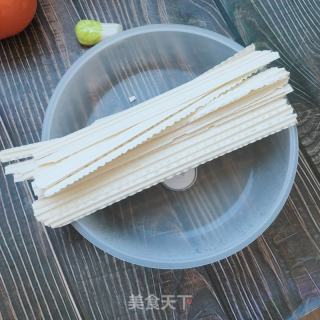 大骨汤刀削面的做法步骤：2