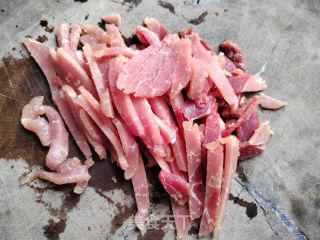 青椒肉丝焖面的做法步骤：1