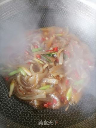 蒜苗炒猪皮的做法步骤：3