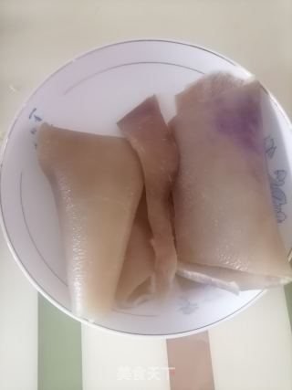 蒜苗炒猪皮的做法步骤：1