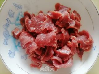 洋葱炒牛肉的做法步骤：2