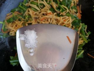 豆皮胡萝卜炒韭菜的做法步骤：8