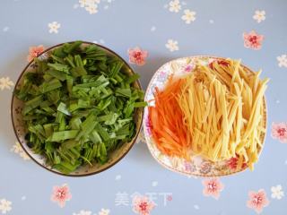 豆皮胡萝卜炒韭菜的做法步骤：2