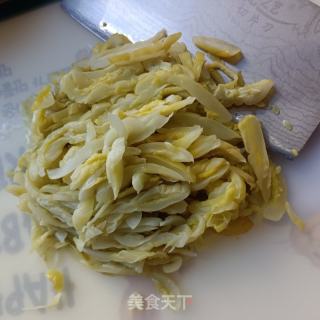 瘦肉丝炒黄瓜皮的做法步骤：2