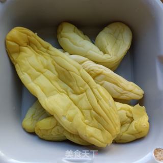 瘦肉丝炒黄瓜皮的做法步骤：1