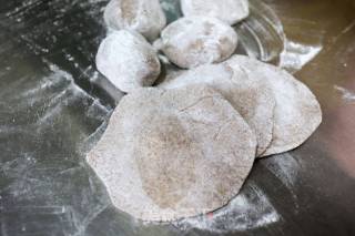 黑全麦猪肉胡萝卜包子的做法步骤：8