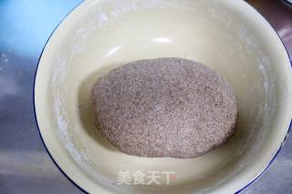黑全麦猪肉胡萝卜包子的做法步骤：2