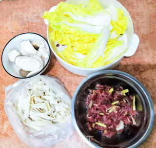 娃娃菜猪肉手工面的做法步骤：1