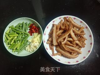 蒜苔炒牛肚的做法步骤：1