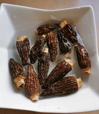 虾茸酿羊肚菌的做法步骤：1