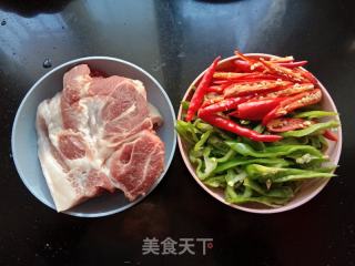 双椒回锅肉的做法步骤：1