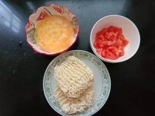 番茄鸡蛋炒波纹面的做法步骤：1